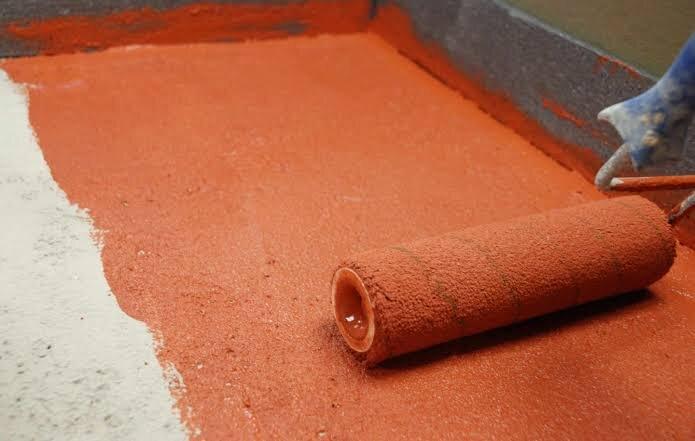 Khi lớp lót đã ổn định, dùng rulo lăn lớp sơn chống thấm thứ nhất mỏng và đều tay trên toàn bộ bề mặt (Nguồn: Internet)