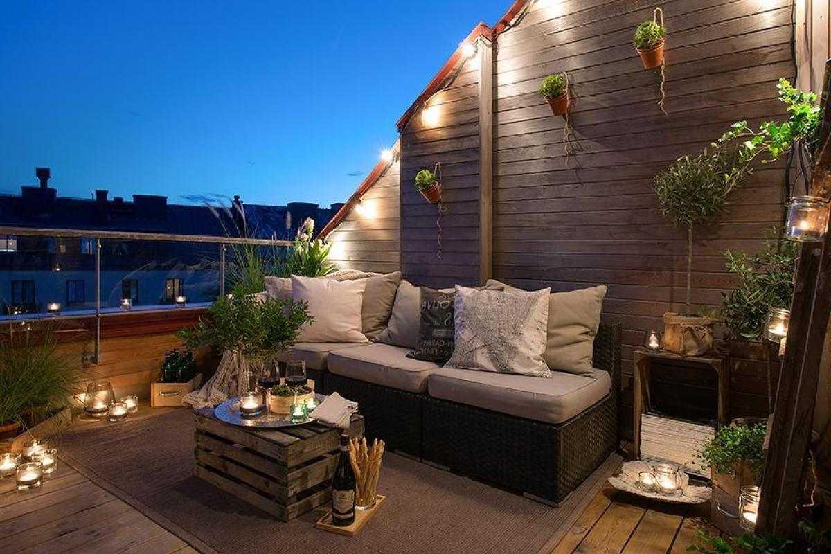 Hệ đèn hắt tường vàng ấm tạo vệt sáng nghệ thuật trên mảng tường gạch (Nguồn: Internet).
