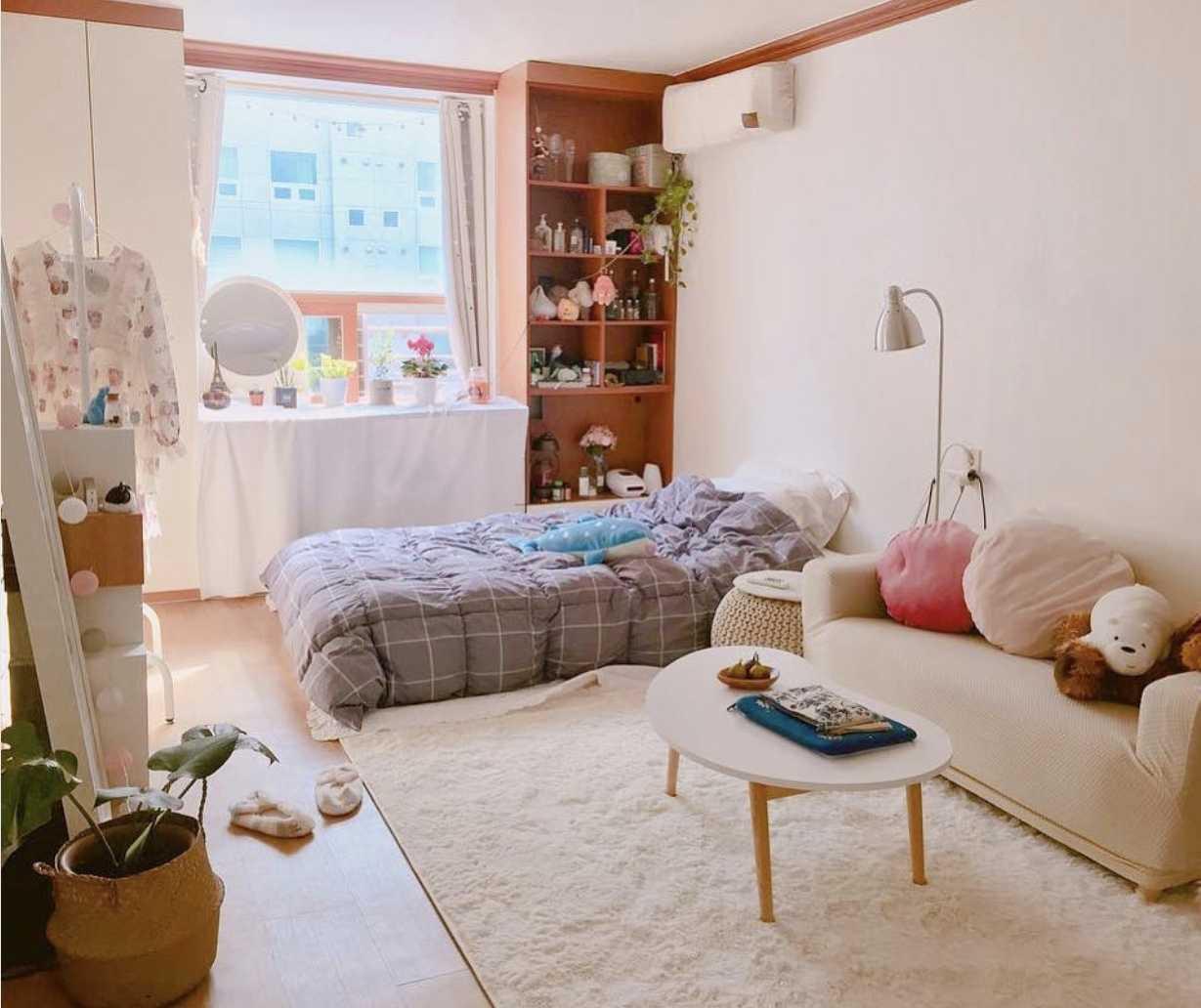 Mẫu phòng trọ phong cách Hàn Quốc với nệm bệt và đèn cây đứng ánh vàng dịu mắt (Nguồn: Internet).