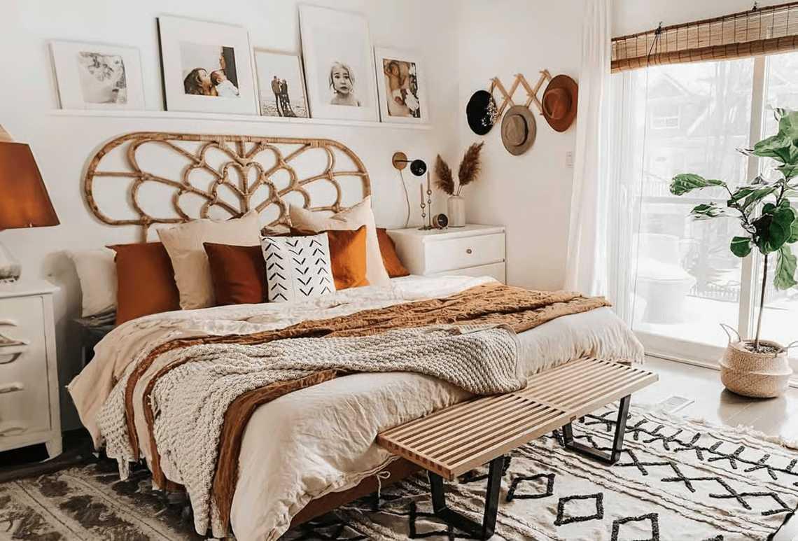 Mẫu phòng ngủ Boho kết hợp chõng mây thư giãn, gối tựa dệt thổ cẩm nhiều họa tiết (Nguồn: Internet).