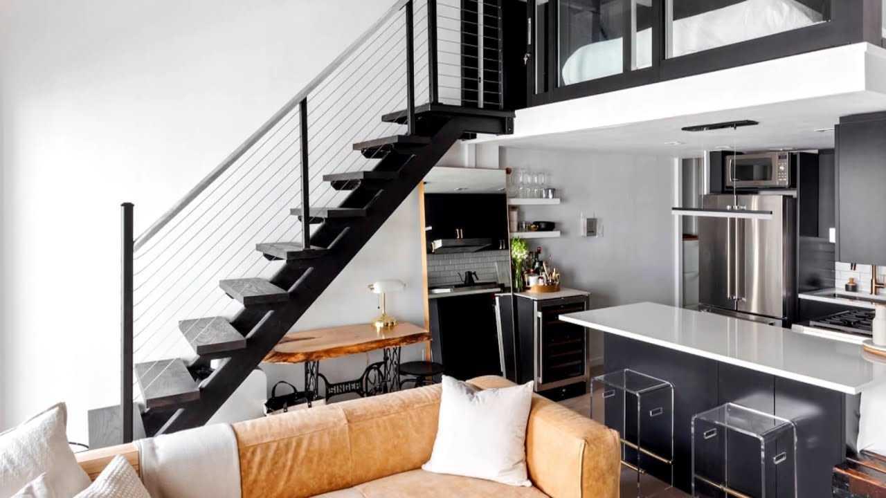 Mẫu tầng trệt phòng trọ có gác lửng với sofa văng đôi nhỏ gọn liền kề quầy bếp mini (Nguồn: Internet).