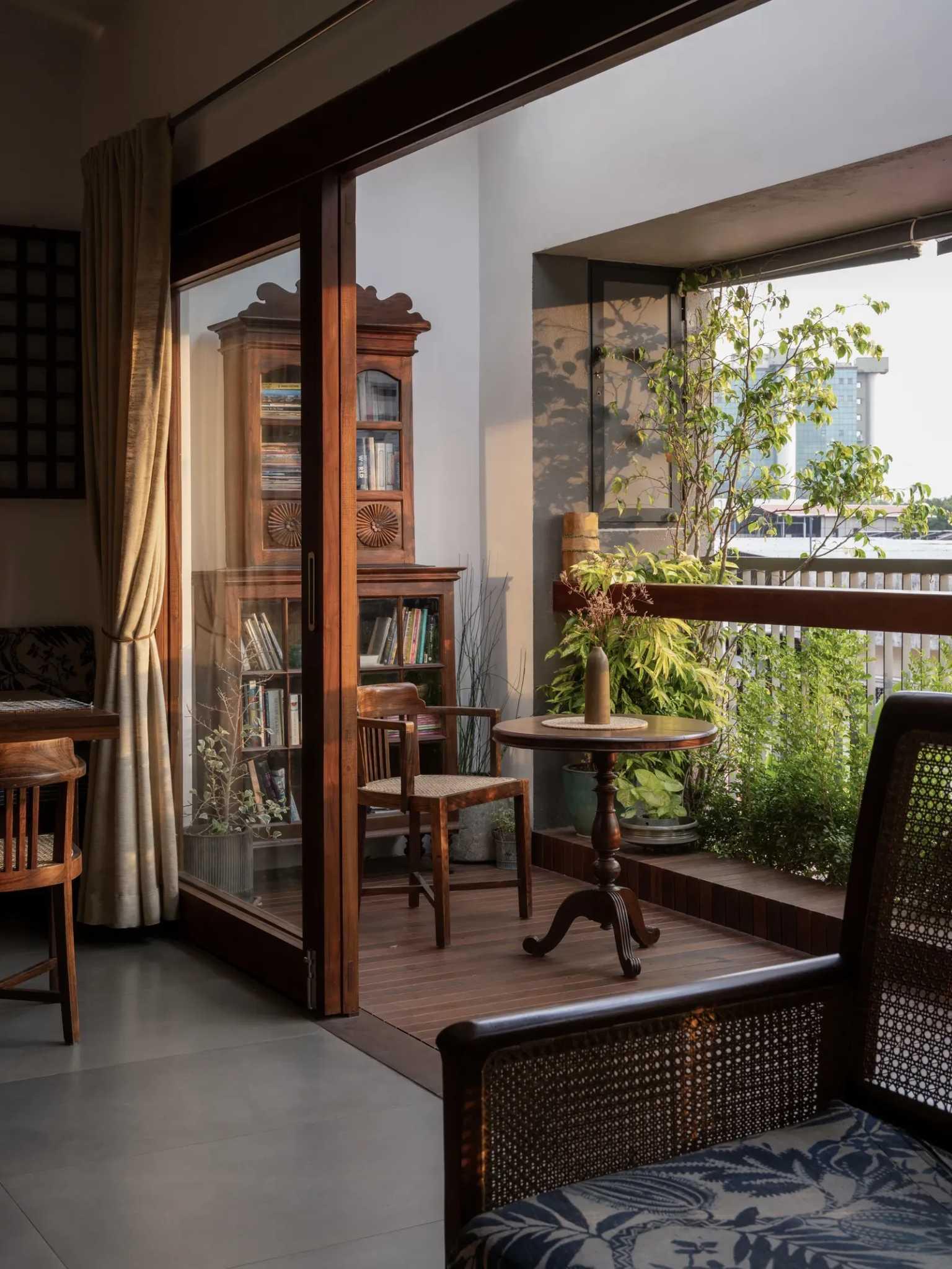 Mẫu decor góc làm việc hướng thẳng ra ban công tạo nguồn cảm hứng bất tận (Nguồn: Internet).