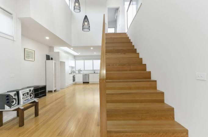 Kích thước cầu thang nhà ống 5m: chiều rộng thân thang 80 - 90cm, chiều cao cổ bậc 15 - 18cm; chiều rộng mặt bậc 25 - 30cm (Nguồn: Internet)