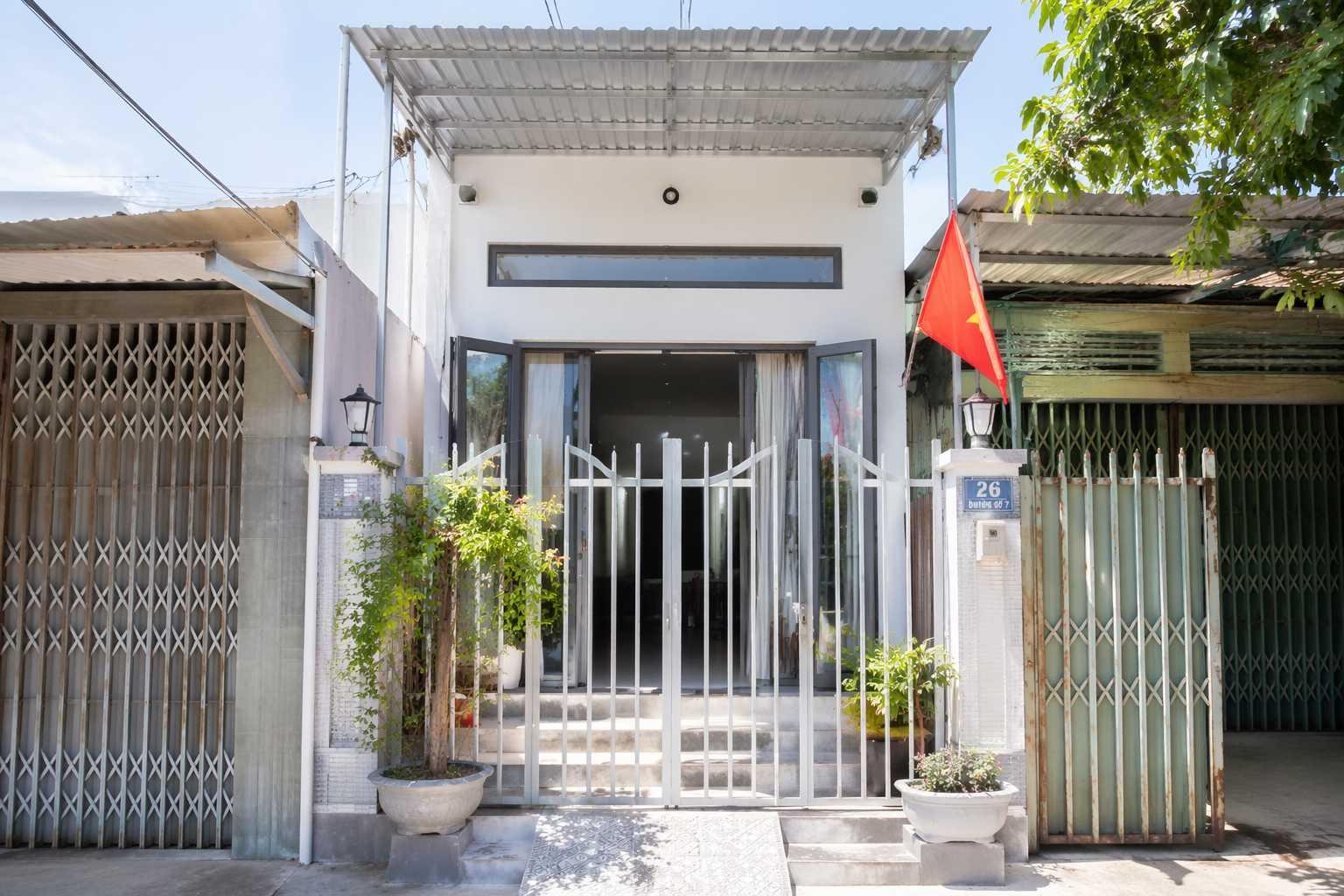 Mẫu nhà cấp 4 mái tôn giả ngói kết hợp mặt tiền hiện đại giúp tối ưu chi phí xây dựng