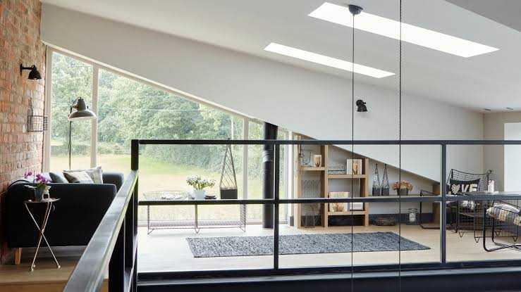 Thiết kế gác lửng phía trước kết hợp hệ cửa kính lớn tạo mặt tiền hiện đại, thu hút (Nguồn: Internet)