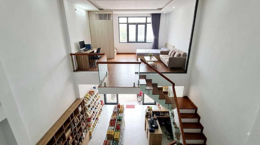 Vách ngăn nhẹ giúp tách biệt hiệu quả giữa khu vực kinh doanh và khu ở, hạn chế tiếng ồn và tăng tính thẩm mỹ cho công trình