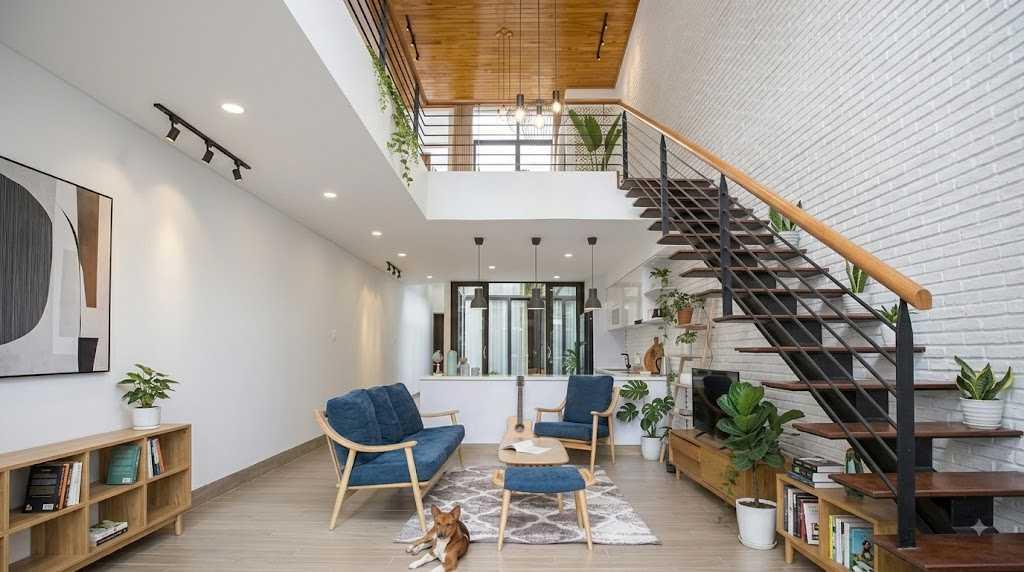 Khu vực cầu thang bừng sáng nhờ luồng ánh sáng tự nhiên từ thông tầng