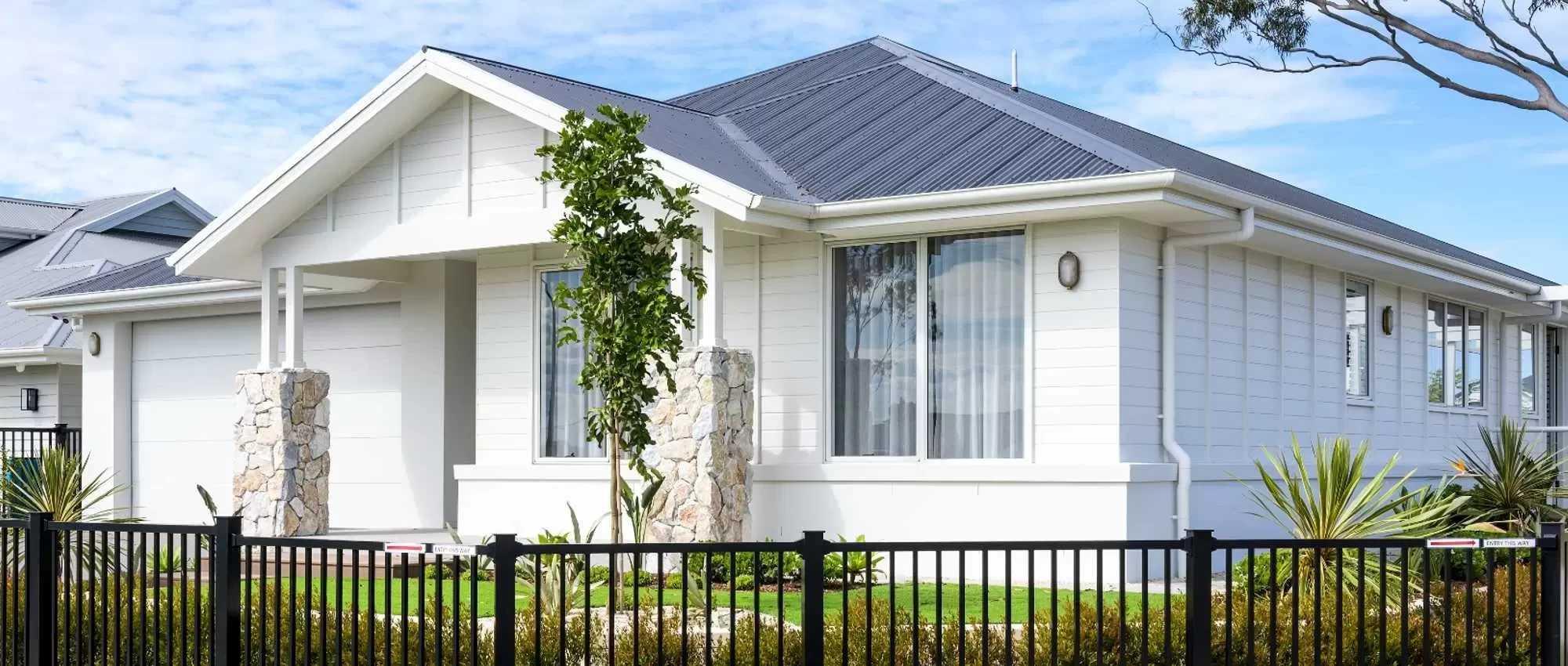 Mẫu nhà cấp 4 mái tôn 7x15m có mặt tiền rộng và khu vực hiên trước tiện nghi (Nguồn: Internet)