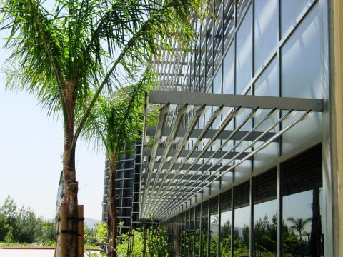 Hệ lam che nắng hiên trước nhà kết hợp cây xanh (Nguồn: Internet)